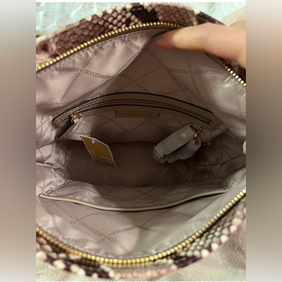 Brand New Michael Kors bucket bag. - Picture 2 of 6